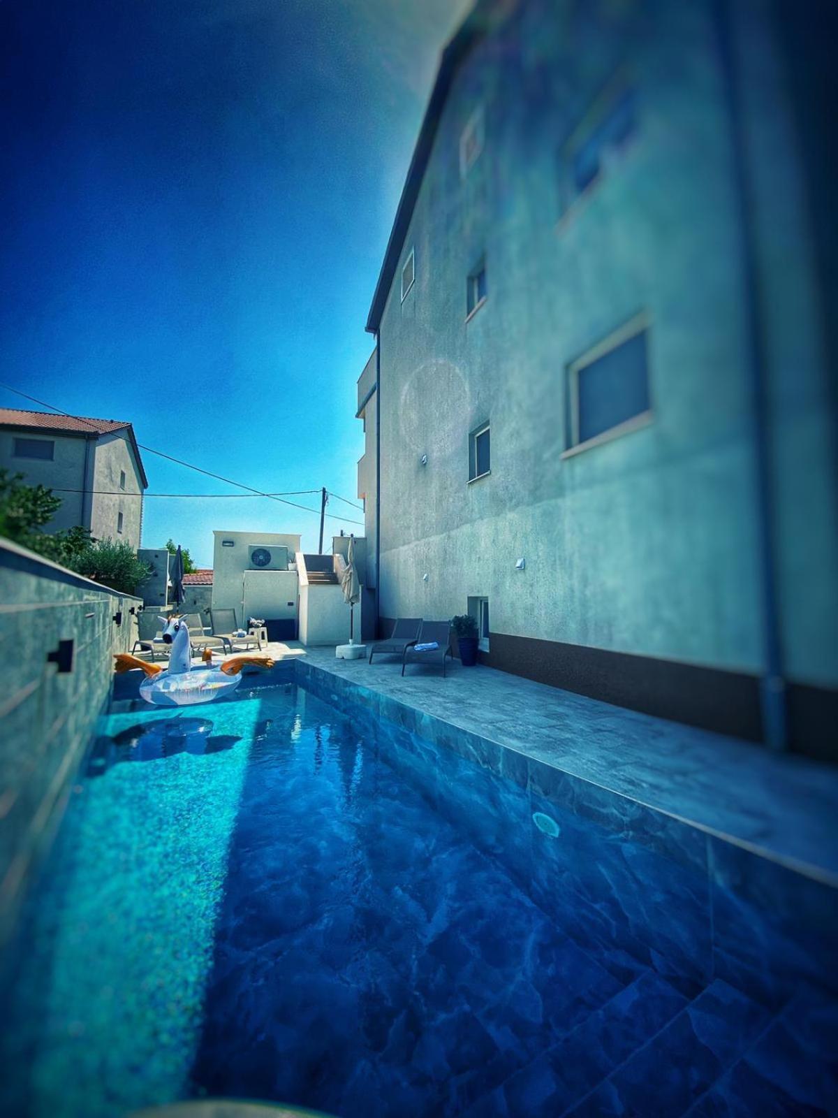 Apartment Villa Rina- Heated Salt Water Pool Kaštela Kamer foto